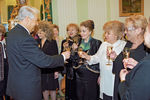 Президент России Борис Ельцин во время встречи в Кремле с Ларисой Долиной, Людмилой Касаткиной, Элиной Быстрицкой, Ларисой Рубальской и Галиной Волчек, 1998 год