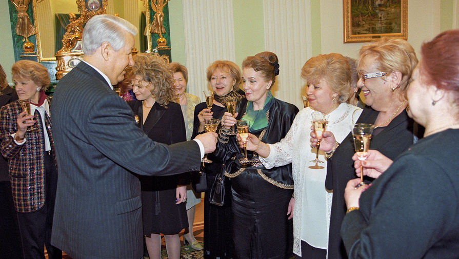 Президент России Борис Ельцин во время встречи в&nbsp;Кремле с&nbsp;Ларисой Долиной, Людмилой Касаткиной, Элиной Быстрицкой, Ларисой Рубальской и Галиной Волчек, 1998 год