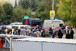 Автомобили экстренных служб у школы №88 в Ижевске, где произошла стрельба, 26 сентября 2022 года 