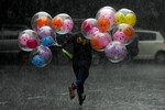 Торговец шариками под дождем в Хайдарабаде, Индия, 1 октября 2022 года