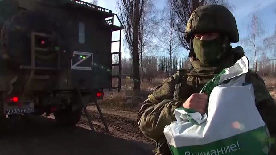 Минобороны России показало кадры доставки почты военным на передовую в зоне СВО