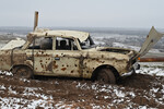 Поврежденный автомобиль в результате обстрела в Соледаре, январь 2023 года