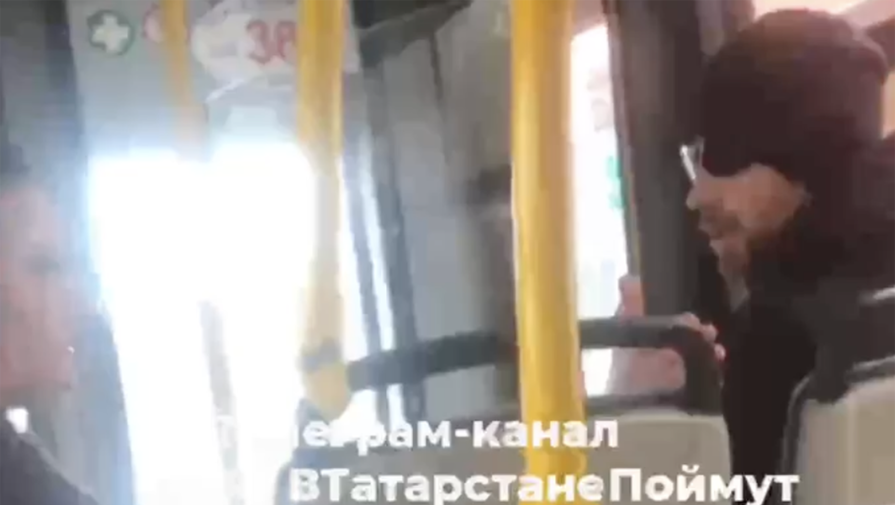 В Казани кондуктор попыталась вытолкнуть пассажира из салона автобуса из-за неоплаты проезда
