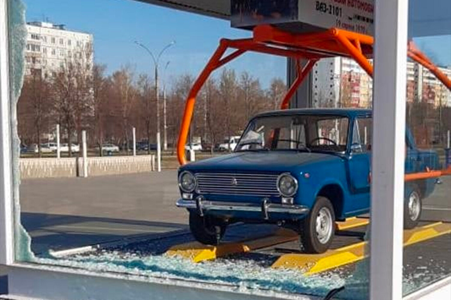 В Тольятти разбили стекло в уличном павильоне памяти первой модели ВАЗа,  подозреваемый задержан - Газета.Ru | Новости