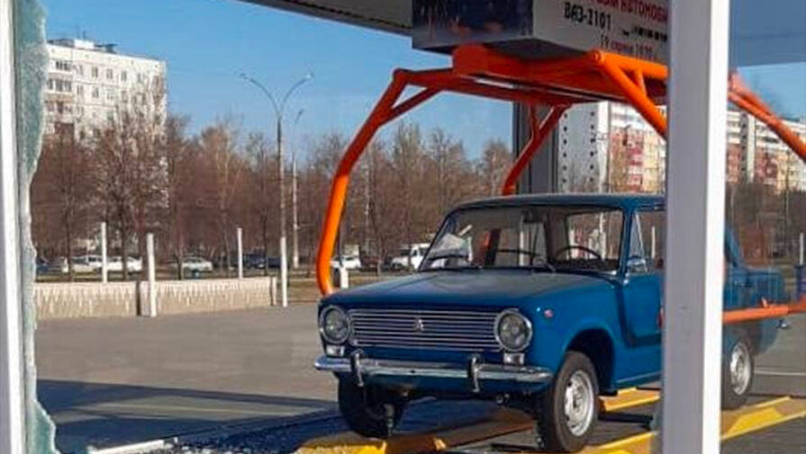 В Тольятти разбили стекло в уличном павильоне памяти первой модели ВАЗа, подозреваемый задержан