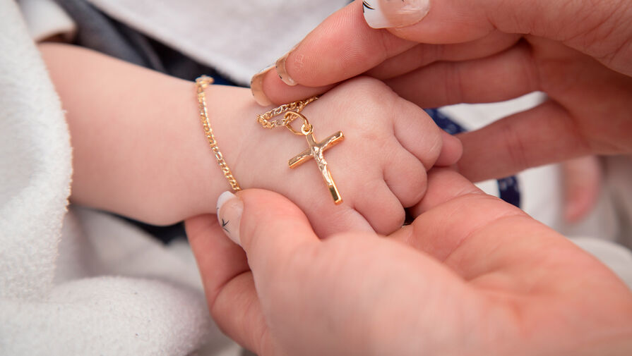 В РПЦ рассказали, кто не может стать крестными родителями