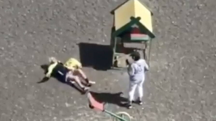 Россиянка проломила голову пожилой женщине, пытаясь прогнать ее с детской площадки