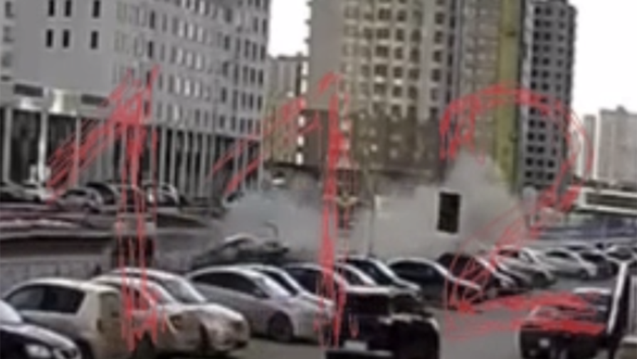 Видео: BMW на скорости влетел в припаркованные машины в Тюмени