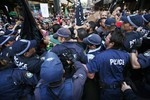 Сотни протестующих атаковали американское консульство в крупнейшем австралийском городе Сиднее.