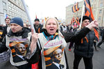 Участники молодежных и ветеранских патриотических организаций во время шествия в Москве в поддержку соотечественников на Украине