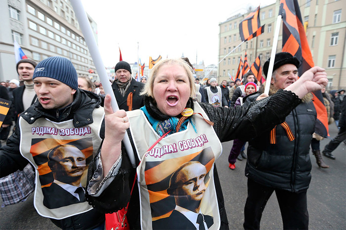 Участники молодежных и ветеранских патриотических организаций во время шествия в&nbsp;Москве в&nbsp;поддержку соотечественников на&nbsp;Украине