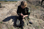 Украинская военнослужащая из батальона «Айдар» во время учений недалеко от Луганска