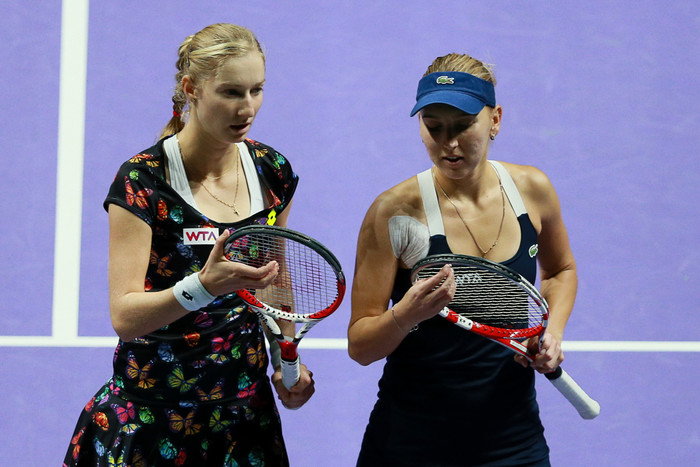 Елена Веснина (справа) и Екатерина Макарова не справились со своей задачей на итоговом турнире