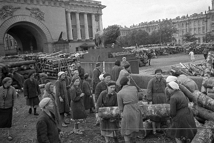 Гражданское население блокадного Ленинграда сооружает укрепления на улицах города