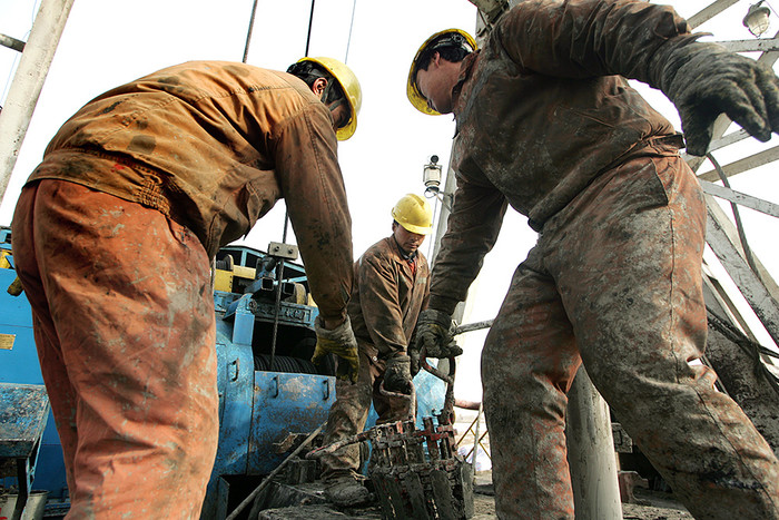 Китайские рабочие на нефтяной вышке