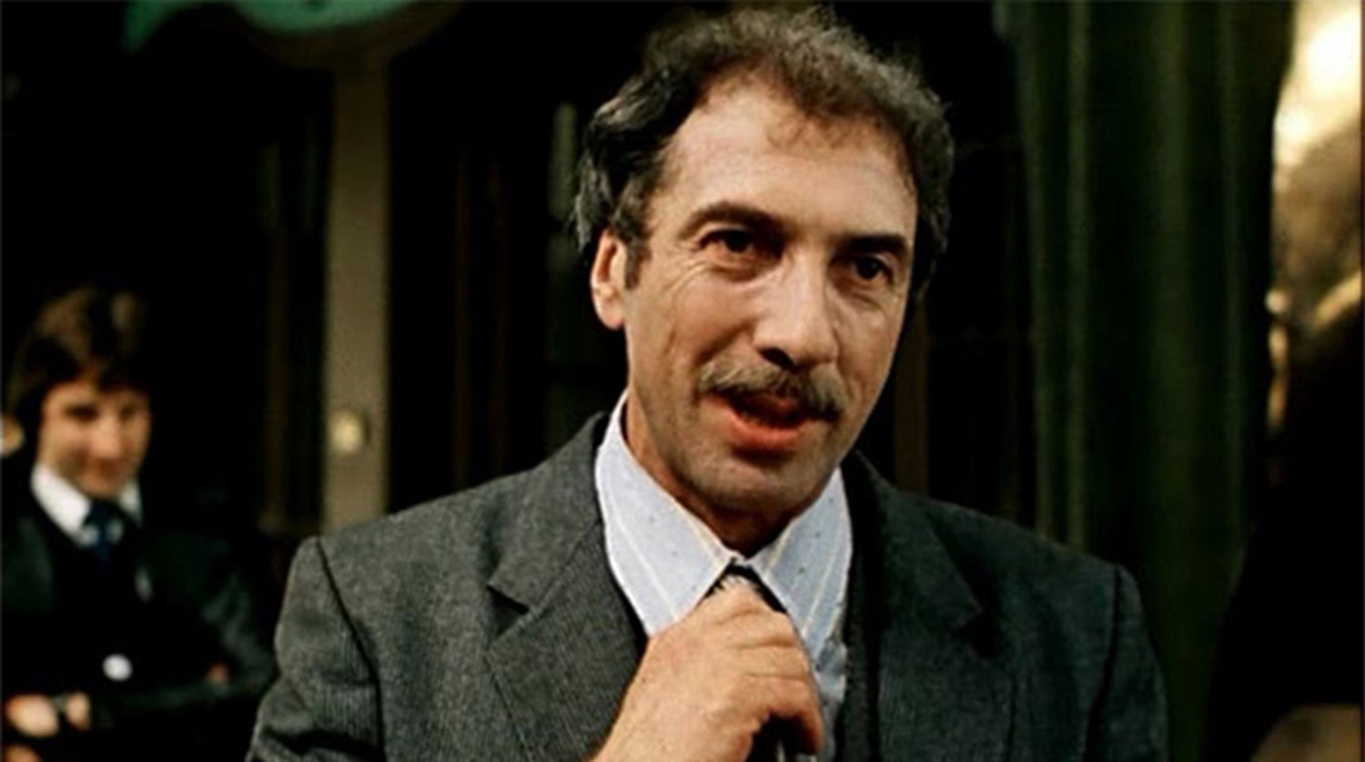 Кадр из фильма «Ищите женщину» (1982). В детективе Аллы Суриковой по французской адаптации британской пьесы об убийстве Юрский сыграл владельца нотариальной конторы мэтра Роше, который пытался избавиться от обнаруженного в своем кабинете тела
