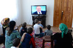 Многодетная семья из села Чири-Юрт в Чеченской Республике смотрит трансляцию ежегодной специальной программы «Прямая линия с Владимиром Путиным»