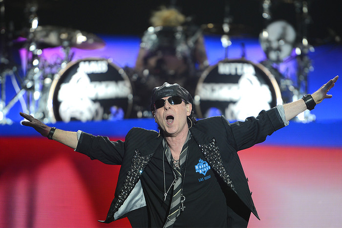 Музыкант группы Scorpions Клаус Майне выступает на&nbsp;концерте в&nbsp;Москве