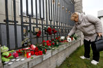 Жители Минска приносят цветы к посольству России в память о погибших при крушении лайнера Airbus 321 в Египте
