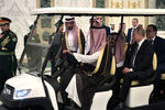 Президент России Владимир Путин и король Саудовской Аравии Сальман бен Абдель Азиз аль Сауд перед началом переговоров в Королевском дворцовом комплексе в Эр-Рияде, 14 октября 2019 года