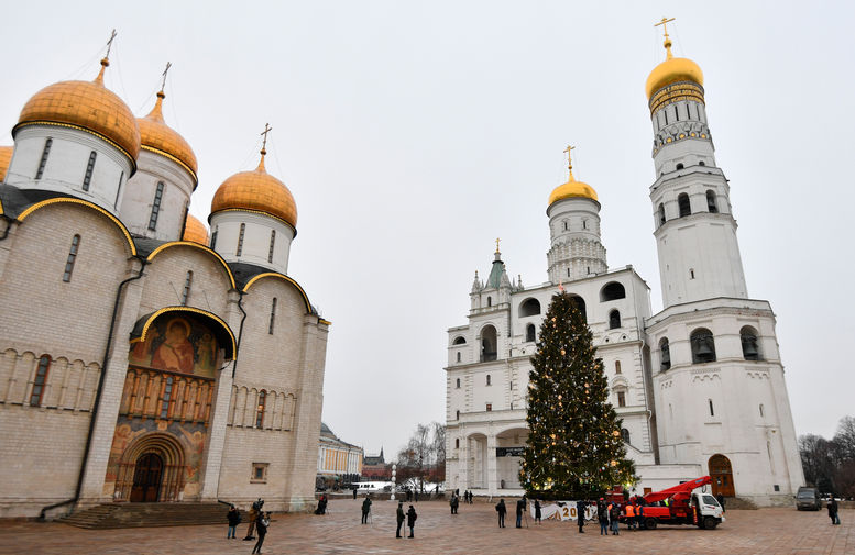 Украшенная новогодняя елка на&nbsp;Соборной площади Московского Кремля, 22 декабря 2020 года