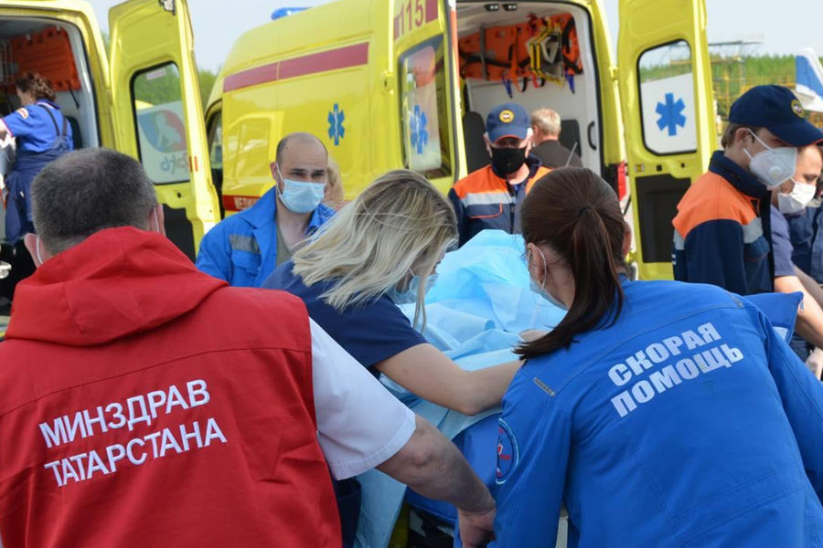 Медики и сотрудники МЧС во время транспортировки пострадавших при&nbsp;стрельбе в&nbsp;школе № 175&nbsp;на&nbsp;борт самолета Ил-76 для&nbsp;дальнейшей эвакуации в&nbsp;Москву на&nbsp;лечение, 12&nbsp;мая 2021&nbsp;года