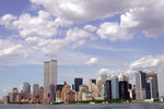 Вид на Манхэттен и башни Всемирного торгового центра в Нью-Йорке. Фотография сделана летом 2001 года