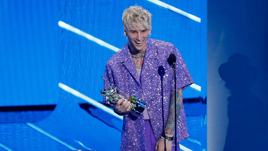 Рэпера Machine Gun Kelly ударило током во время его выступления