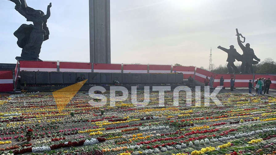 Жители Риги вновь принесли цветы к памятнику освободителям