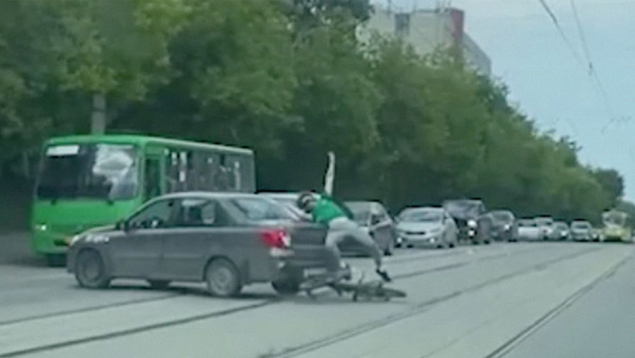 Дискокурьер во время танца на велосипеде врезался в автомобиль