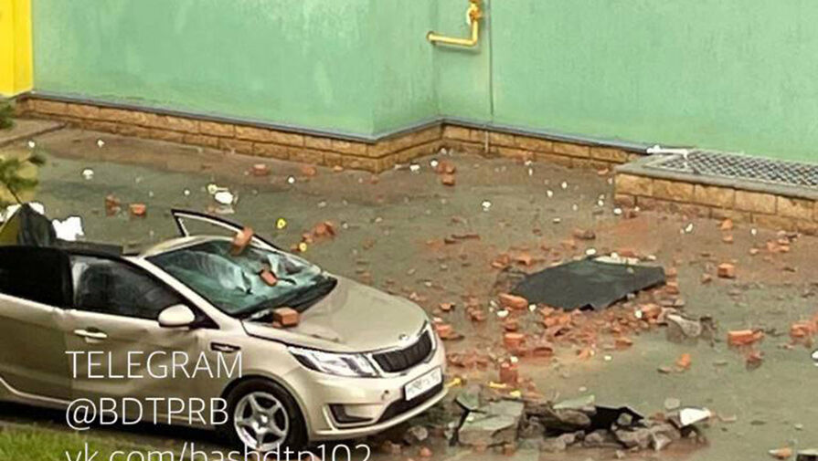 В Башкирии часть дома сорвалась с крыши и разбила автомобиль