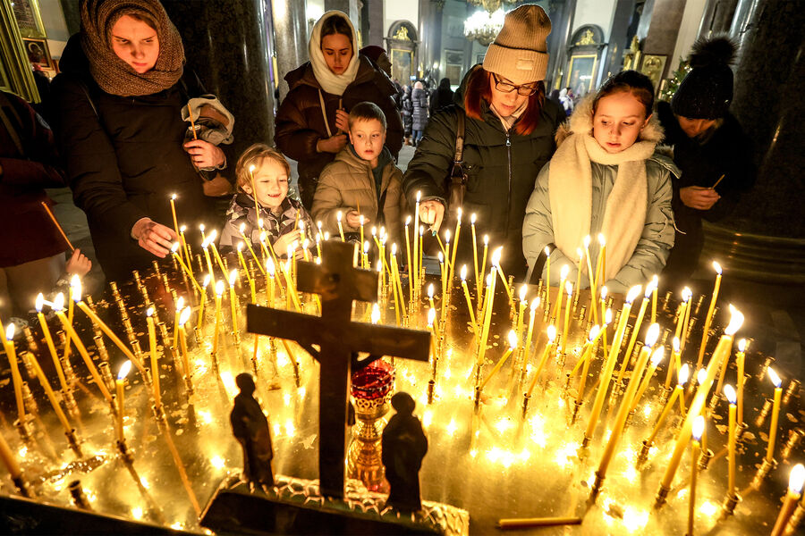 Прихожане во время праздничного богослужения по&nbsp;случаю Рождества Христова в&nbsp;Казанском кафедральном соборе, Санкт-Петербург, 7&nbsp;января 2025&nbsp;года