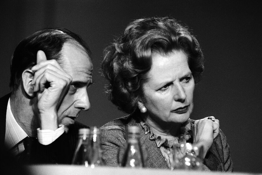 Тэтчер была вторым ребенком в&nbsp;семье небогатого бакалейщика Альфреда Робертса, который интересовался политикой и сам успел поработать мэром. Ее старшая сестра росла образцовой домохозяйкой, потому отец сосредоточился на&nbsp;воспитании Маргарет. Сама Тэтчер позже жалела лишь об одном &ndash; что он не дожил девять лет до&nbsp;ее назначения главой правительства
