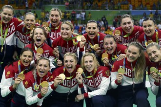 Женская сборная России по гандболу в полном составе с золотыми медалями Игр в Рио