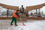 Статуя президента Казахстана Нурсултана Назарбаева в парке имени первого президента Республики Казахстан (Нурсултана Назарбаева) накануне Дня первого президента. Алма-Ата, 30 ноября 2012 года