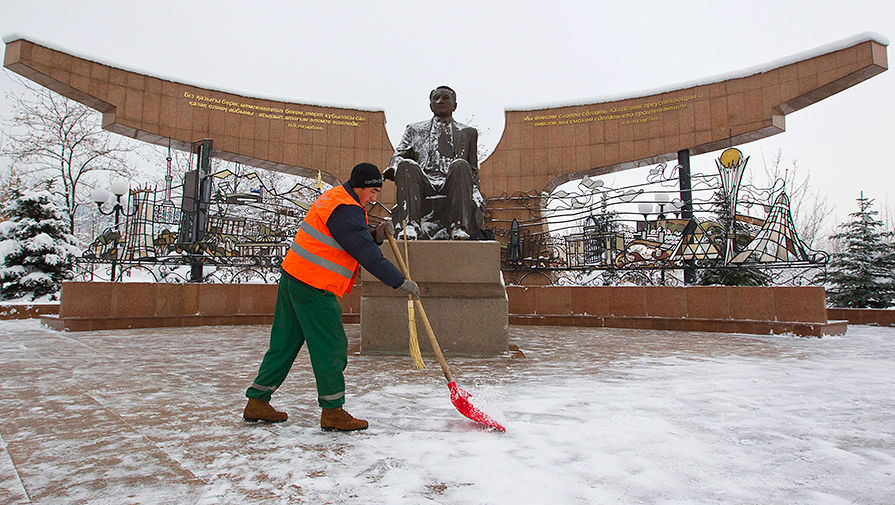 Статуя президента Казахстана Нурсултана Назарбаева в парке имени первого президента Республики Казахстан (Нурсултана Назарбаева) накануне Дня первого президента. Алма-Ата, 30 ноября 2012 года