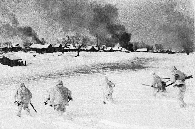5 декабря 1941 года. Контрнаступление советских войск в битве под Москвой. Бойцы в маскхалатах идут в атаку в подмосковной деревне, занятой немецко-фашистскими войсками. Кадр из документального фильма «Разгром немецко-фашистских войск под Москвой»