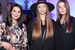 Телеведущая Екатерина Стриженова с дочерьми Анастасией и Александрой на модном показе в Москве, 2015 год