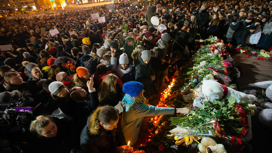 Во время акции памяти жертв пожара в Кемерово на Пушкинской площади в Москве, 27 марта 2018 года