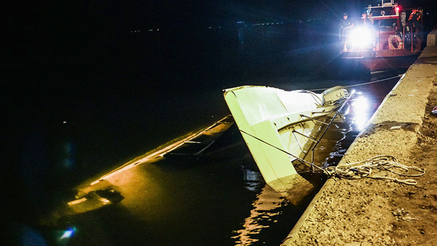 Затонувший катамаран после столкновения с&nbsp;баржей на&nbsp;Волге рядом с&nbsp;Волгоградом, 12 июня 2018 года