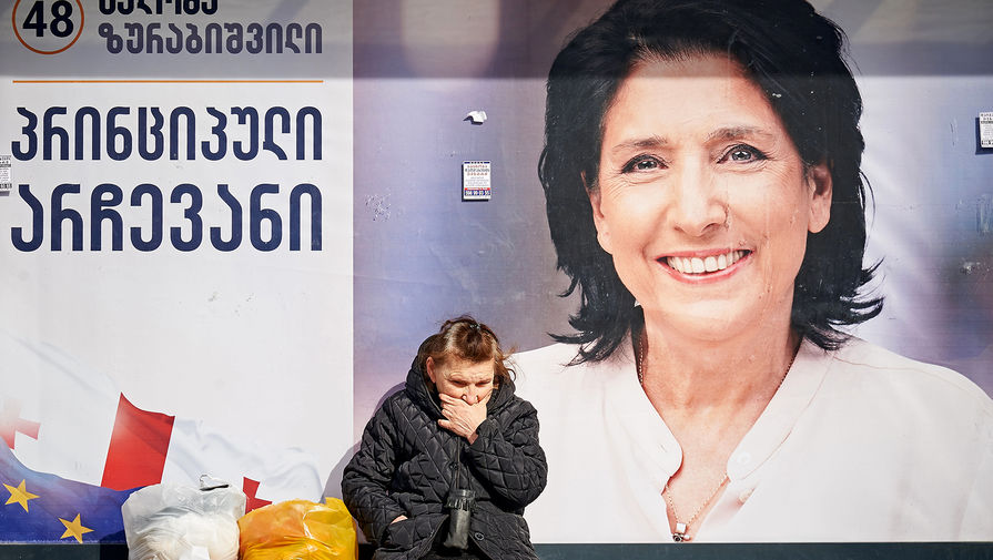 Предвыборный плакат независимого кандидата в президенты Грузии Саломе Зурабишвили