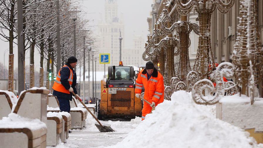 Уборка снега после снегопада в Москве, 6 декабря 2018 года