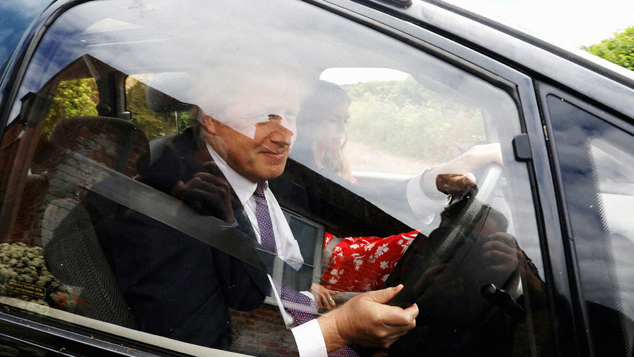 Борис Джонсон и Керри Симмондс на выезде из дома в Тейме, май 2019 года