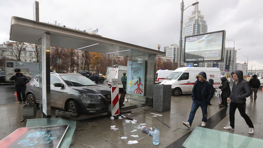 На&nbsp;месте наезда легкового автомобиля на&nbsp;автобусную остановку на&nbsp;Садовой-Триумфальной улице в&nbsp;центре Москвы, 5 ноября 2020 года 