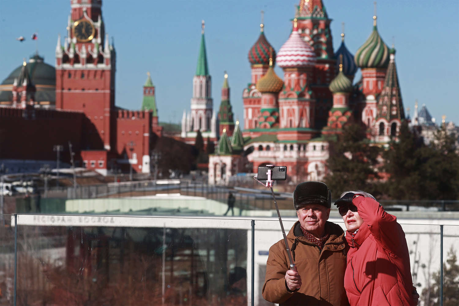 Москва hot. Москва люди. Парк Зарядье сейчас. Парки Москвы люди. Прогулка с ребенком Москве март 2022.