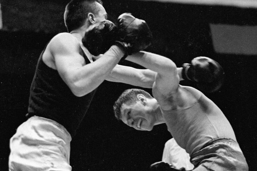 Боксеры Борис Лагутин (справа) и Юрий Мавряшин (слева) во время поединка, 1965&nbsp;год