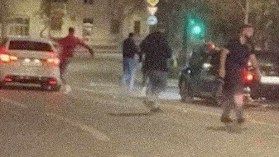 В Севастополе посетители ночного клуба устроили драку на проезжей части