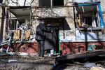Пожилая пара входит в жилой дом, разрушенный в результате военных действий на Украине, Краматорск, 14 марта 2023 года