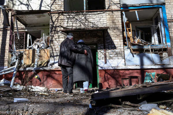 Пожилая пара входит в&nbsp;жилой дом, разрушенный в&nbsp;результате военных действий на&nbsp;Украине, Краматорск, 14&nbsp;марта 2023&nbsp;года