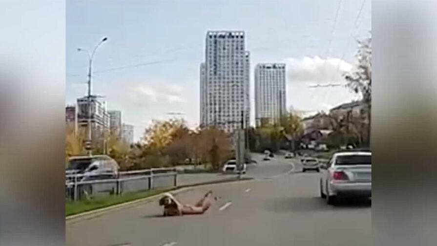 В Екатеринбурге голая женщина выкатилась на проезжую часть
